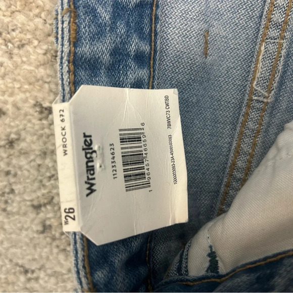 Wrangler Wrock 692 NWT size 26 frayed flare bottom. Slight crop - Picture 6 of 8